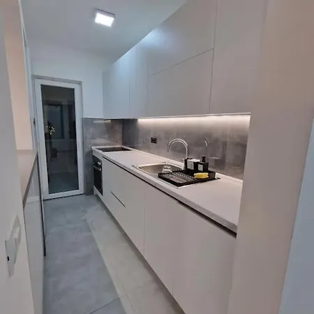 Bright, Modern - 2 Bedroom Apartment Skopje