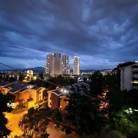Bright, Modern - 2 Bedroom Apartment *
