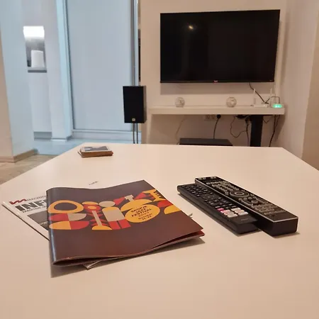 Bright, Modern - 2 Bedroom Apartment
