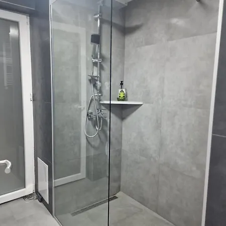 Bright, Modern - 2 Bedroom Apartment